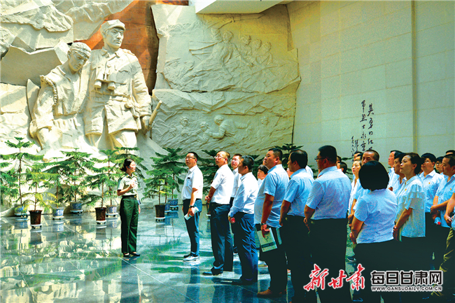 红西路军纪念馆讲解员介绍西路军历史.郑耀德