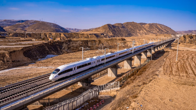 担负着春运任务,动车组列车飞驰在庆阳黄土高原上.