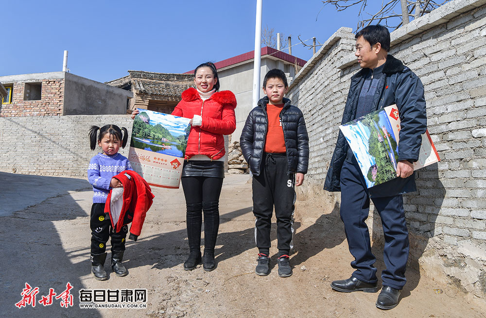 天水市麦积区元龙镇:特殊年画送乡亲