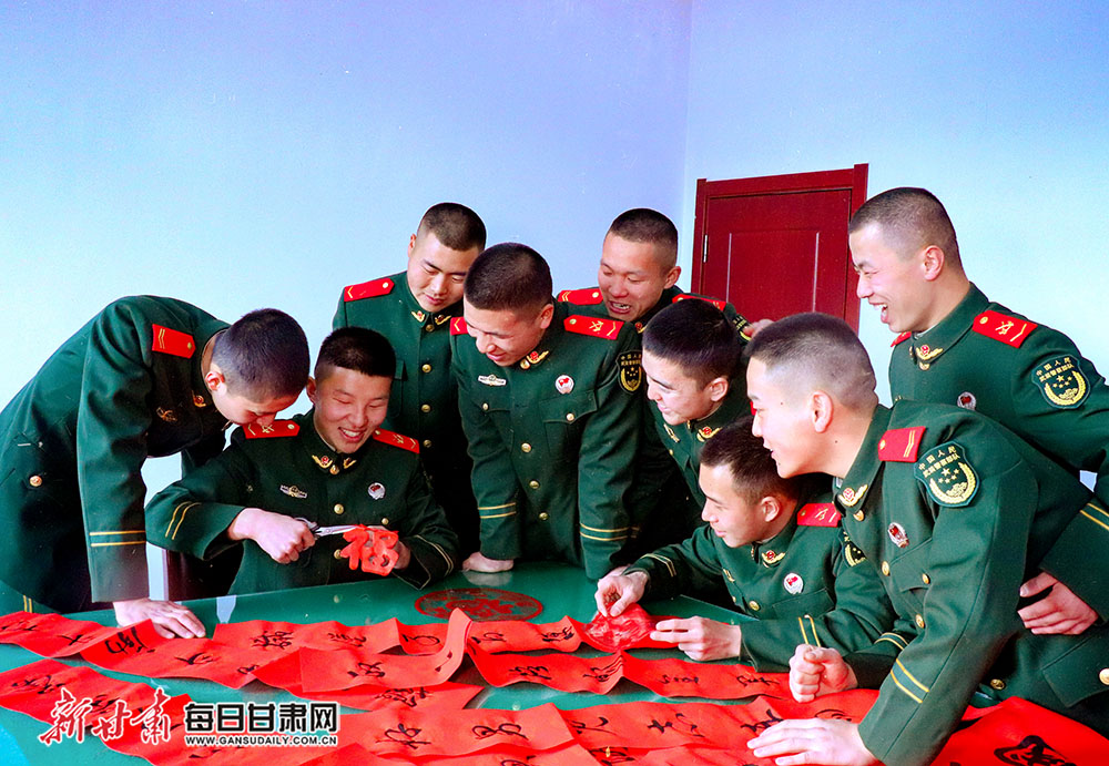 官兵欢迎写春联迎新春 摄影人:张倚铭 (1).jpg