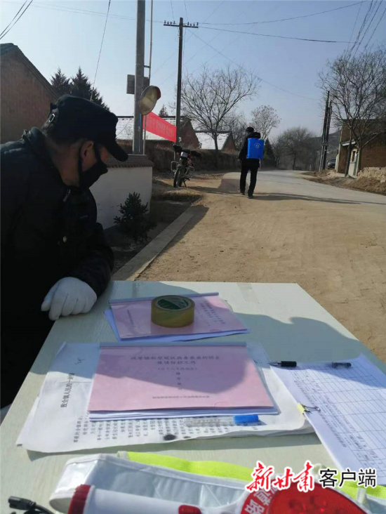 郭粉林(右一)给群众测量体温.