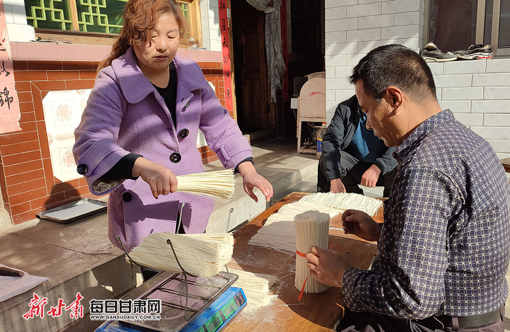 牛年春节将至,置办年货是当前人们过春节的头等大事,西和县西峪镇叶