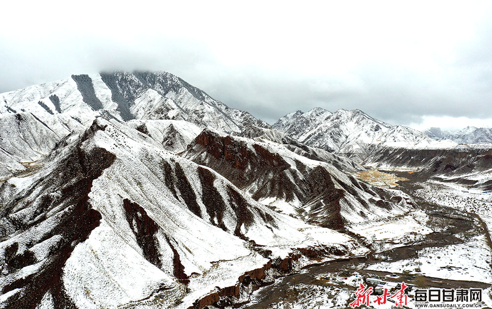 雪后祁连山似水墨画卷