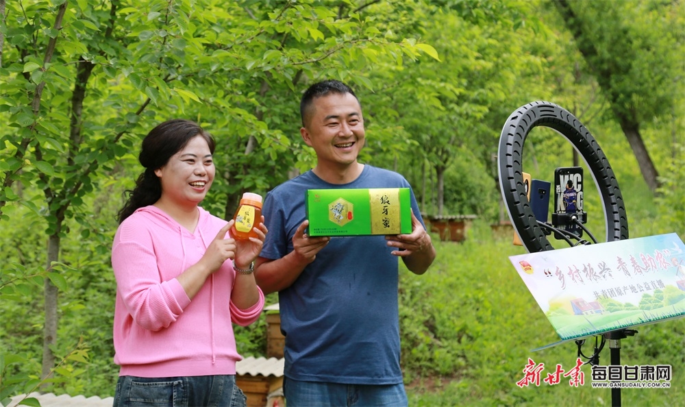 陇南公益直播团队走进两当县叫卖狼牙蜜