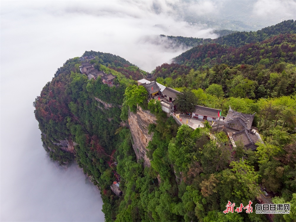 文艺陇原 文艺精品  近日,位于陇南市成县的鸡峰山国家级森林公园出现