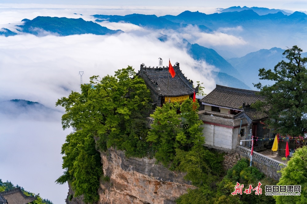 成县鸡峰山之巅云山雾海似仙境