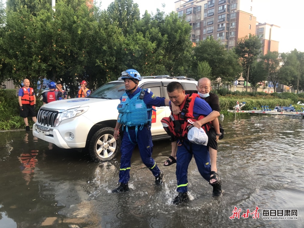 2021年7月26日,来自陇南市蓝天救援队和甘肃省域蓝天救援队的46名队员、正在河南省郑州、卫辉、新乡市等地全力以赴抢险救援,保障灾区群众生命财产安全。(图片4).jpg