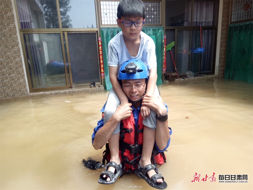 2021年7月26日,来自陇南市蓝天救援队和甘肃省域蓝天救援队的46名队员、正在河南省郑州、卫辉、新乡市等地全力以赴抢险救援,保障灾区群众生命财产安全。(图片6).jpg 2021年7月26日,来自陇南市蓝天救援队和甘肃省域蓝天救援队的46名队员、正在河南省郑州、卫辉、新乡市等地全力以赴抢险救援,保障灾区群众生命财产安全。(图片6).jpg
