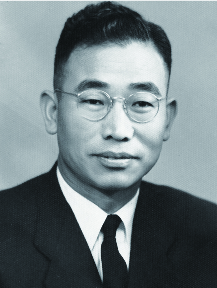 1949年，从美国芝加哥大学医学院Billings Clinic和纽约医学进修学院学成回国的杨英福医生。.jpg