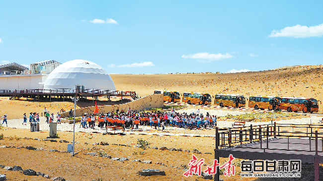 "摘星小镇"夜景.民勤县委宣传部供图