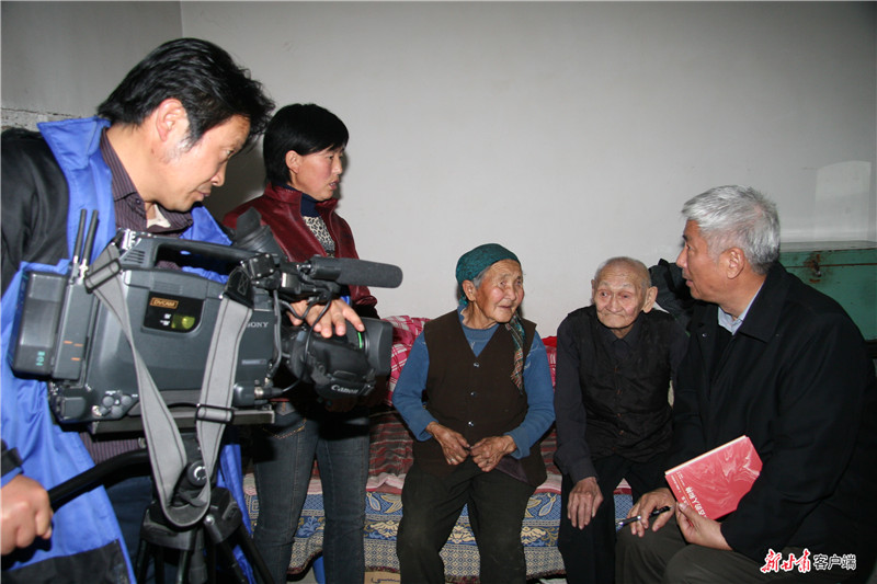 《黑戈壁・黑喇嘛》在新疆贝勒家的抢救性采访.jpg