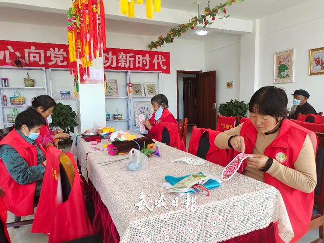 【图片新闻】古浪县黄花滩综合养老服务福利中心老人们在制作手工鞋垫
