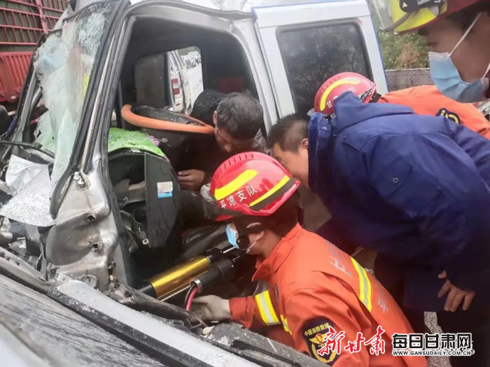 泾川县发生交通事故,消防紧急救援(图)