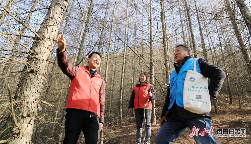 钟建荣(左一,村副主任杨巧霞(中间)和护林员正在冬季森林防火巡山