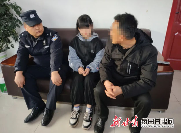 华亭公安警徽闪耀春节为民服务不停歇图