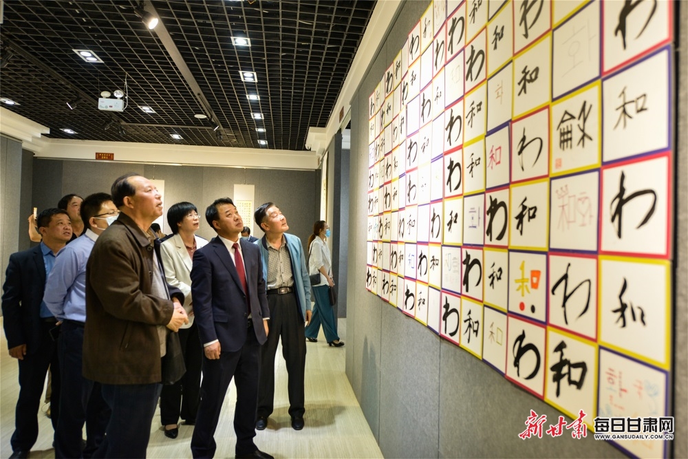 5月19日，观众正在观看书法展览。（王斌银 摄影）（5）.jpg