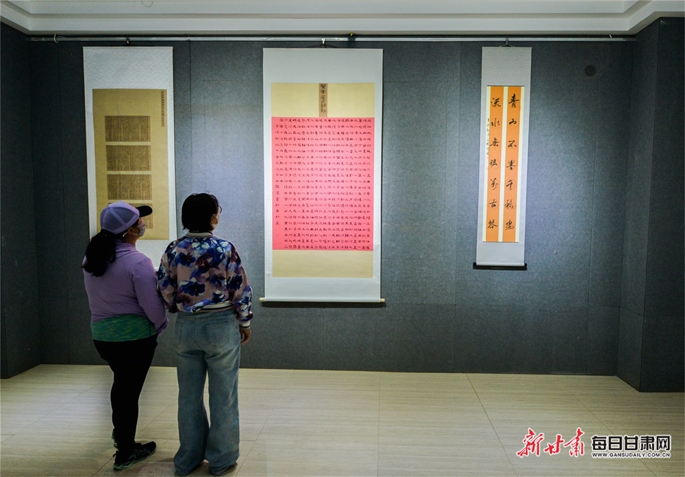 5月19日,观众正在观看书法展览。(王斌银 摄影)(3).jpg