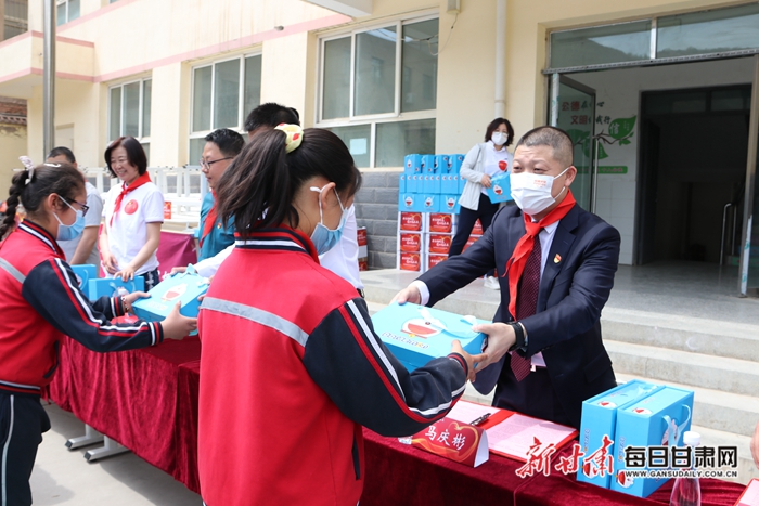 马庆彬向学生代表赠送文具套装未来,平安人寿甘肃分公司秉持初心使命