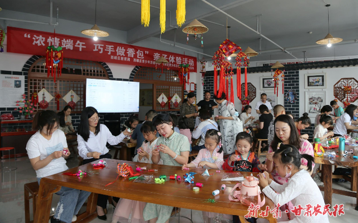 “浓情端午 巧手做香包”亲子体验活动现场 (2)(1)