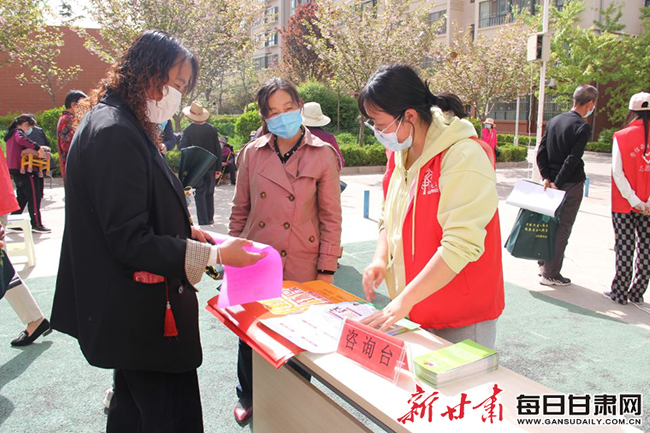 志愿者向老年人发放反诈骗知识宣传单 照片由崇信县城市社区提供.jpg
