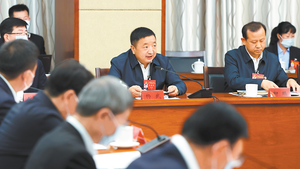 甘肃省代表团在驻地讨论党的二十大报告