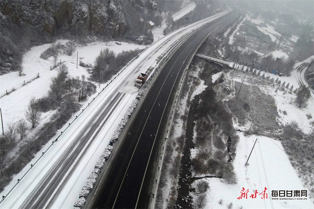 06——2月8日,平凉公路事业发展中心高养所利用机械在高速公路上除雪(无人机照片)。.JPG