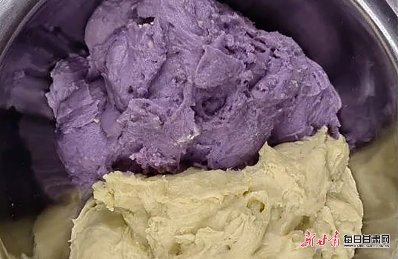 图片2 彩色马铃薯制作出的紫色洋芋搅团.jpg