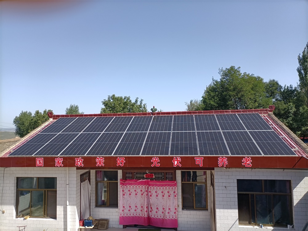 柏树镇木家坡村吴相寿安装的屋顶光伏发电站.jpg
