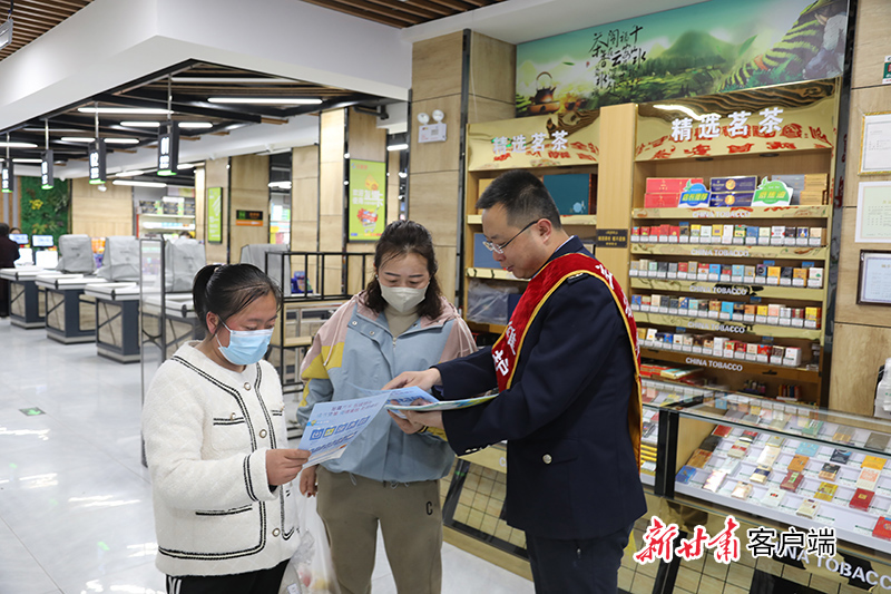 崇信县税务局工作人员在乐可多购物超市开展宣传活动.JPG