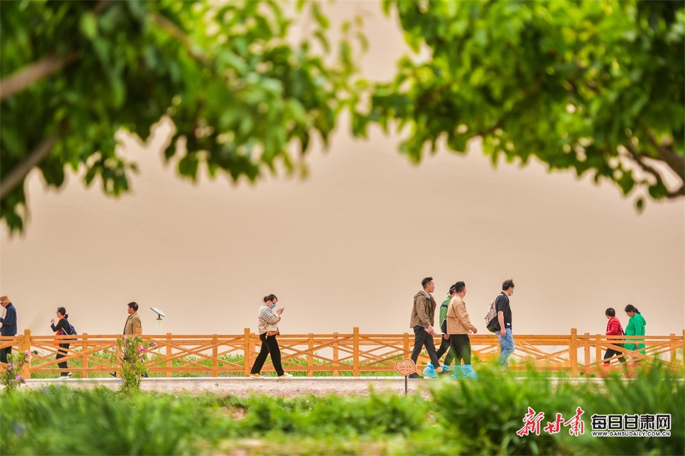 2023年5月20日,来自全国各地的游客在鸣沙山月牙泉景区观光游览。(王斌银 摄影)02