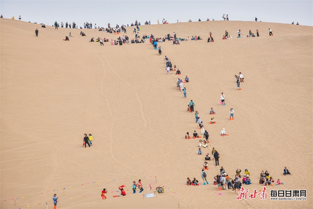 2023年5月20日,来自全国各地的游客在鸣沙山月牙泉景区观光游览。(王斌银 摄影)11