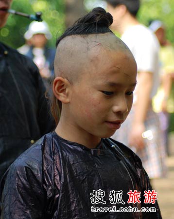 剃"户棍"的少年