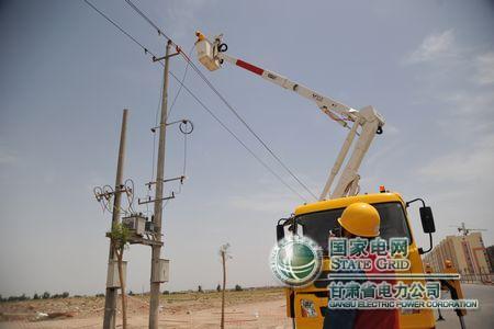 電作業,在不切斷電源的情況下對金昌市區南昌路兩臺變壓器搭接引流線