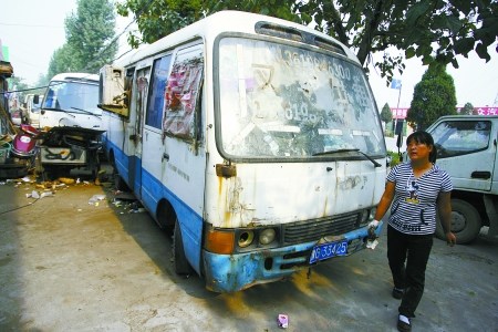 汽車修理工一家五口在中巴車裡住四年(組圖)