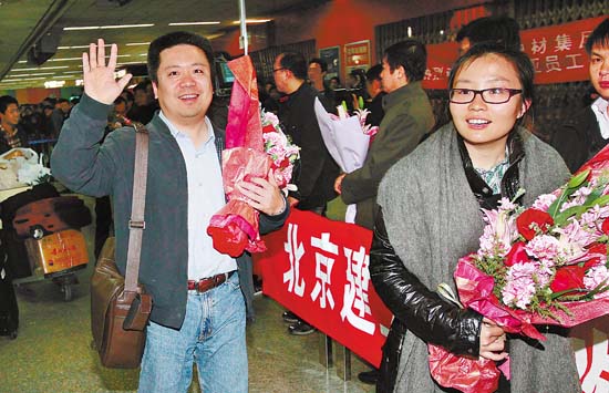 利比亚归来的白宁(左)和同事一起走出上海虹桥机场