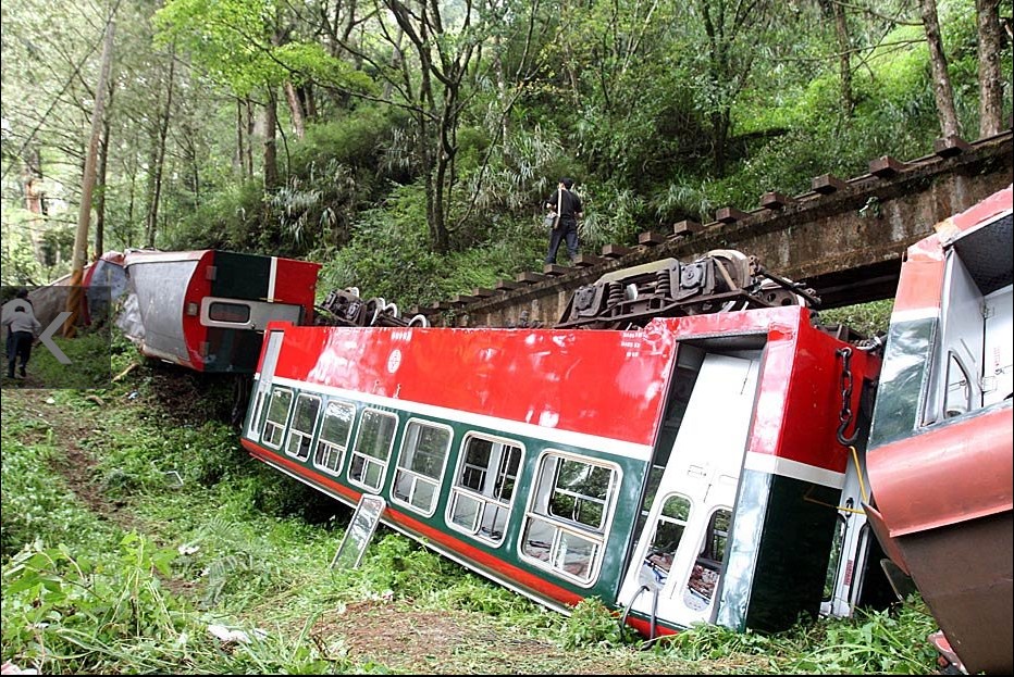 台湾阿里山小火车翻车事故已致
