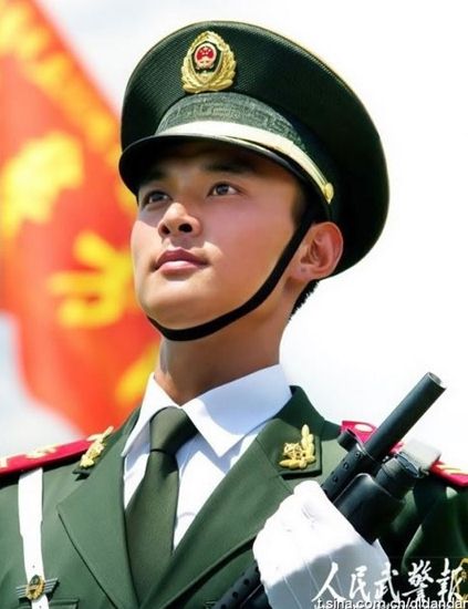 组图:中国的帅哥都当兵去了!