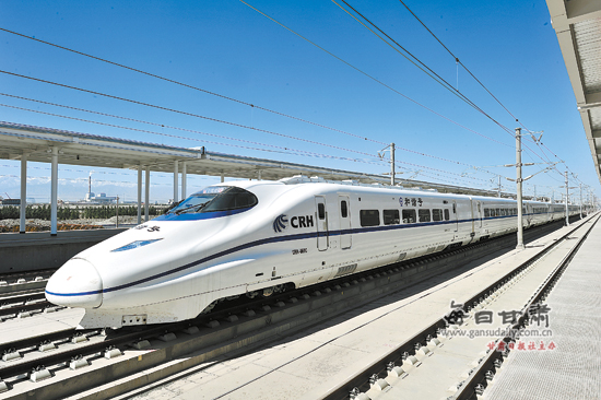 9月11日,一辆动车检测车从酒泉南站驶出.