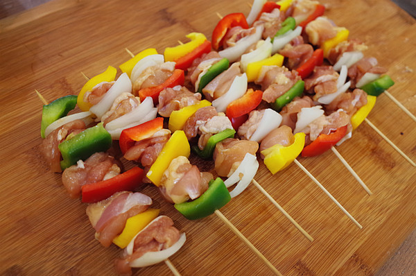 香煎五彩鸡肉串的做法