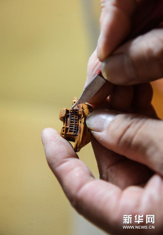 (1)这是民间艺人胡银松收集的桃核和他自己加工的雕刻工具(8月26日