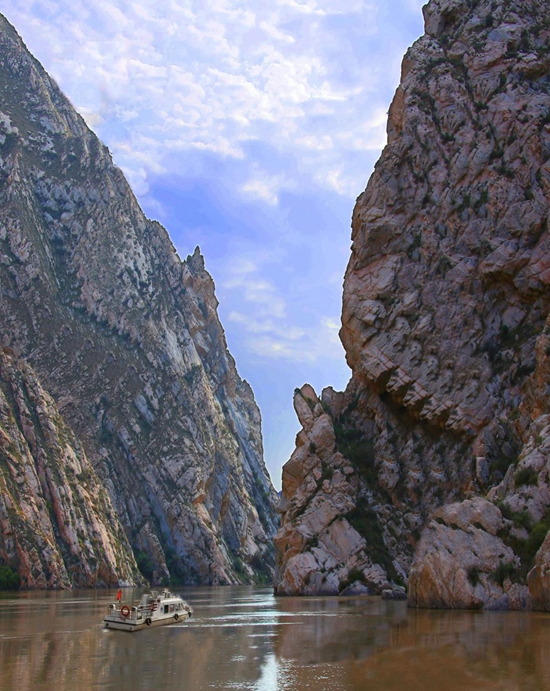 5公里的峡谷,奔腾到水川镇西峡口冲泻而出.黄河大峡以其峡长,峡