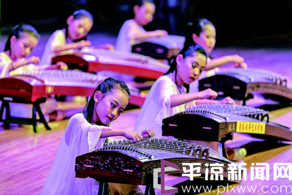7月22日,孩子们在舞台上进行古筝合奏.