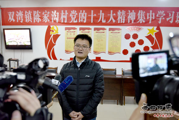 金川区双湾镇党委副书记,镇长梁少卿接受网媒记者采访.