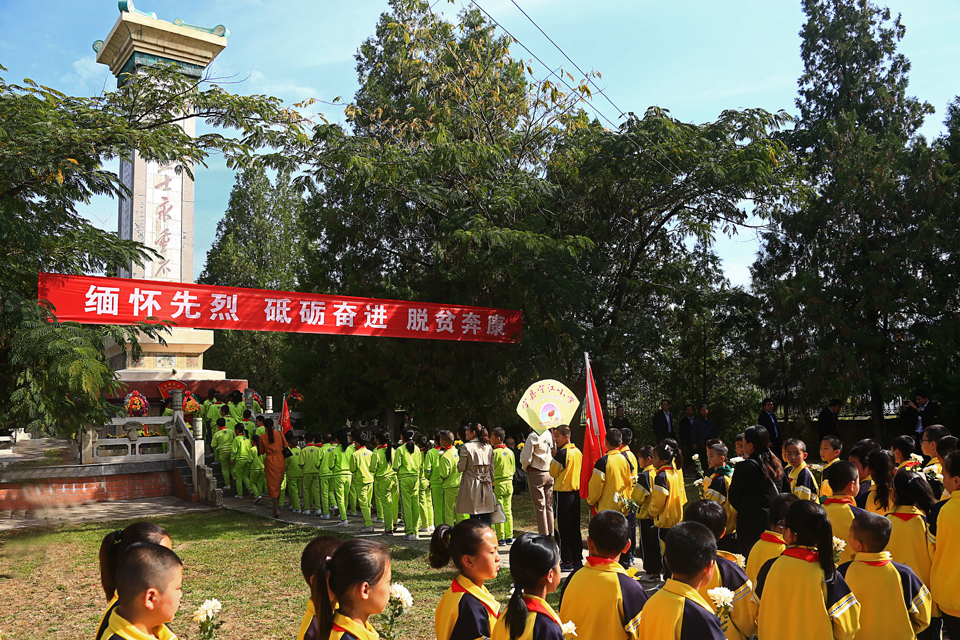 宁县500多人烈士纪念日向革命烈士敬献花篮