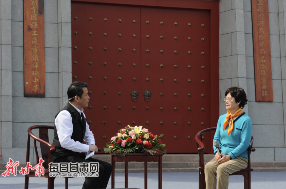 革命先烈吴鸿宾的三女儿吴仲英(右)讲述革命先烈事迹