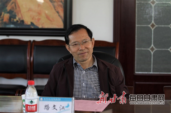 会上,董事长完颜弟代表学院对平凉职业技术学院来访表示热烈欢迎,并就