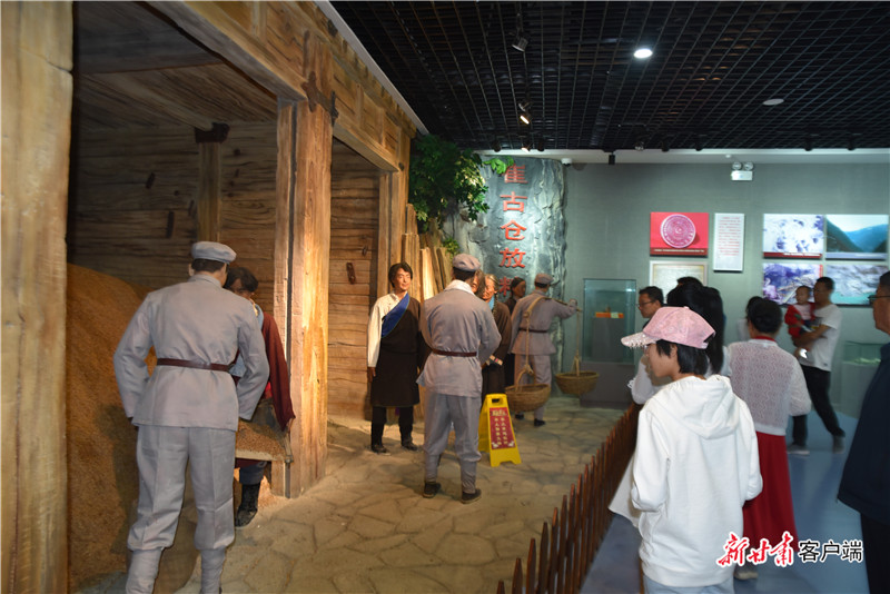 在腊子口战役纪念馆里展示的"崔谷仓放粮"场景.