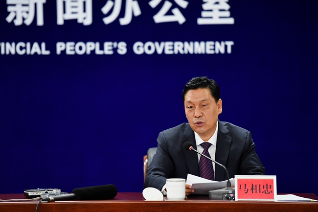 临夏州委副书记,州长马相忠回答记者提问.