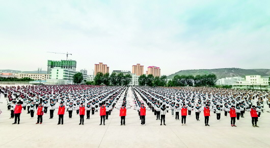 近日,通渭县第三中学正在开展校园阳光体育活动.