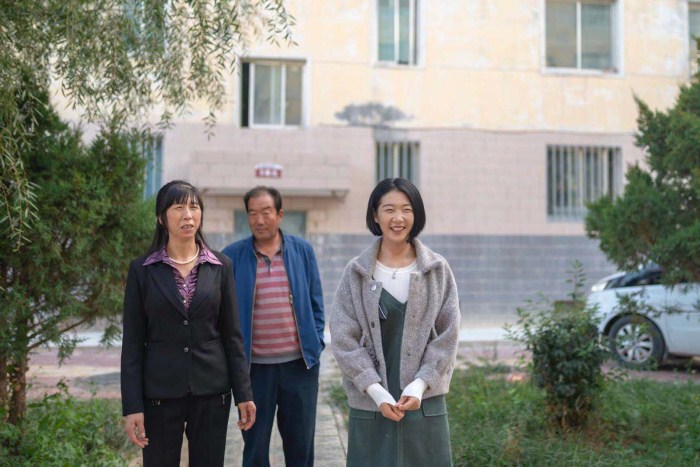 "尹晶蕊的父亲尹杰欣喜地告诉记者:"我们把女儿送进军营,希望她在这个